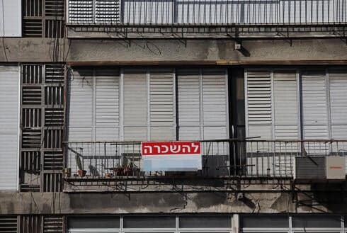 11 דירות, 60 אלף שקל בחודש - אז למה הבנק הקפיא לקשישה את החשבון?