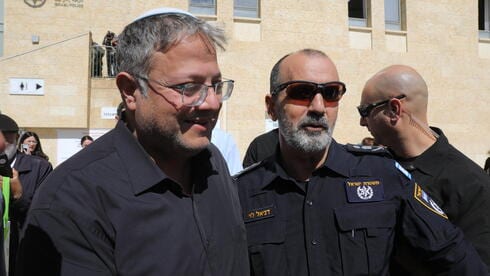 בן גביר רוצה לרכוש ניידות בעצמו - ומחריף את העימות עם המפכ"ל
