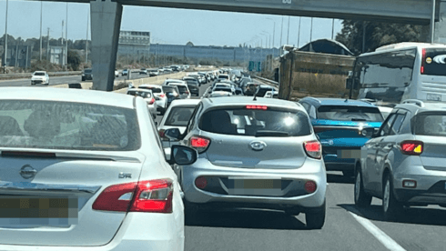 מעדיפים לעמוד בפקקים: רק 16% מהישראלים מגיעים לעבודה בתחבורה ציבורית