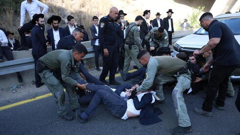 היכונו לדם, יזע ודמעות