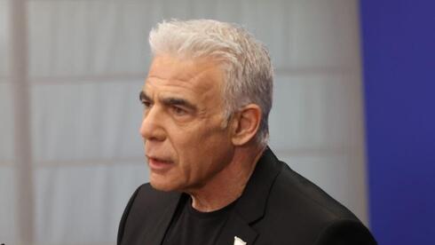 אחרי שטען ש"אין סיבה לפאניקה", לפיד מבהיר: "שום דבר שדומה לאירוע המטוס לא היה בעדכון עם רה"מ"