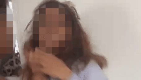 גררו בשיער על הרצפה: צעירה מהצפון הוכתה באכזריות, התוקפות תיעדו - והפיצו