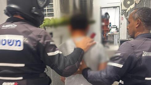 אישום: ניצל את הלקות השכלית של בת ה-19 ואנס אותה במלון הדירות בבת ים