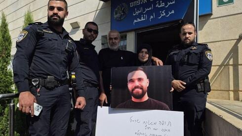בצעד חריג: הורי הנרצח באו לתחנת המשטרה - והודו לחוקרים על פענוח התיק