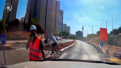 בווסטים זוהרים: שוטרים התחפשו בניסיון ללכוד עבריין תנועה מהצפון בת"א | תיעוד