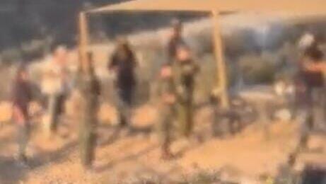 "3 בתי פלסטינים במצור", מאחז הוקם ליד כפר בשומרון | תיעוד: חיילים מתפללים לצד המתנחלים
