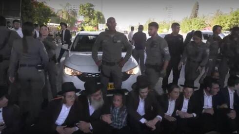 פקקי ענק בגלל הפגנת חרדים: כביש 4 חסום ליד בני ברק | מפת העומסים ושידור ישיר