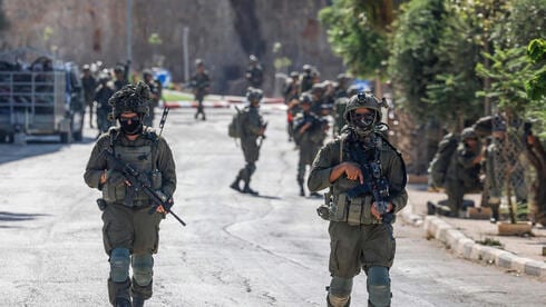 צה"ל צמצם את תפיסת העמדות בקוסרה, פורעים יהודים שבו לאזור: "יש נזק לרכוש"