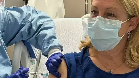 הרופאה שאמה ואחותה מתו מסרטן בודקת חיסון שיכול לשנות הכול