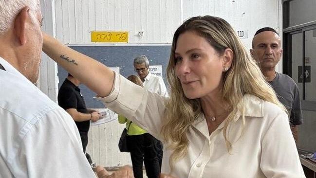 הזיגזג של נתניהו והקשר לציוץ של יאיר: באיזו אישה תומך ראש הממשלה?