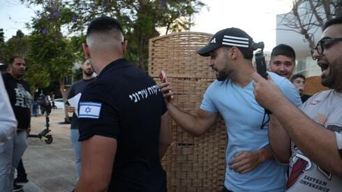 אף חילוני לא הגיע להתעמת עם מרדכי דוד וחבריו, אז הם רבו עם שוטרים ופקחים