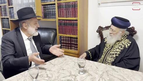 בינואר: "לקרוע צו גיוס". באוגוסט: "אוהבים את החיילים". השינוי של הרב יוסף בקמפיין ש"ס