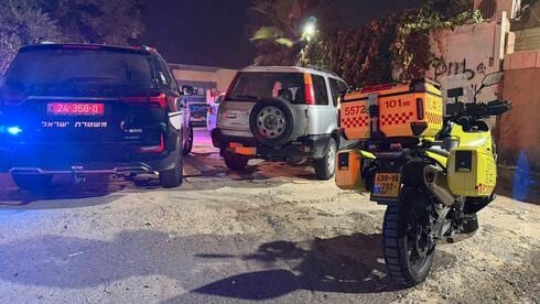 אם ובתה נדקרו מחוץ לביתן ברמלה, האב נעצר