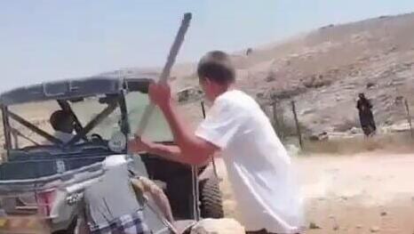 קטוע רגל פלסטיני הותקף במוט ברזל: "המתנחל רצה להכות את הבן שלי" | תיעוד