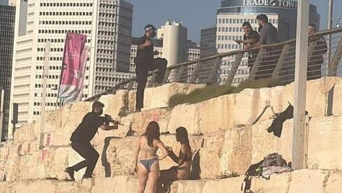 עם נשק שלוף: מאבטחי רה"מ דרשו ממתרחצים בחוף להתפנות | תיעוד