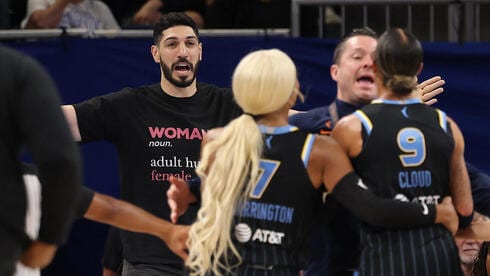 הזוי: עימות בין כדורסלן העבר לכוכבת ה-WNBA בגלל חולצה