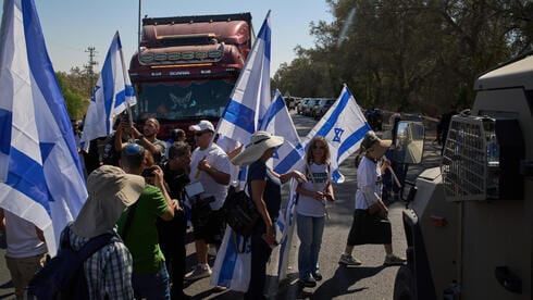 בכרם שלום הפגינו, בעזה הזהירו הורים בתיאום עם חמאס: "לא להפריח עפיפונים"