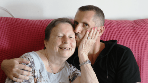 "כשאבא קרס, אמא קראה עיתון": הסיפור של מיקי ברקוביץ' הוא החיים שלהם