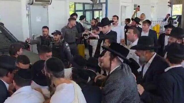 צעיר נהג ברכב גנוב ונעצר במעבר, השוטרים גילו: הוא גם עריק | צפו: עימותים וחסימות בכביש לי-ם
