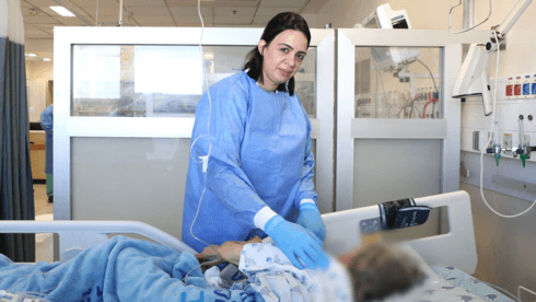 "המים והאוכל יחכו, יש לי אחריות למטופלים": יום בחייה של האחות ירדן