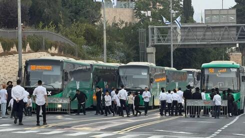 חרדים חסמו לחלוטין את הכניסה לירושלים - ופתחו רק בצאת השבת: "המשטרה ברחה"