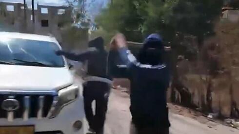 רעולי פנים יהודים תקפו צוות NBC בשומרון: "קפצו מרכב והכו באלות" | תיעוד