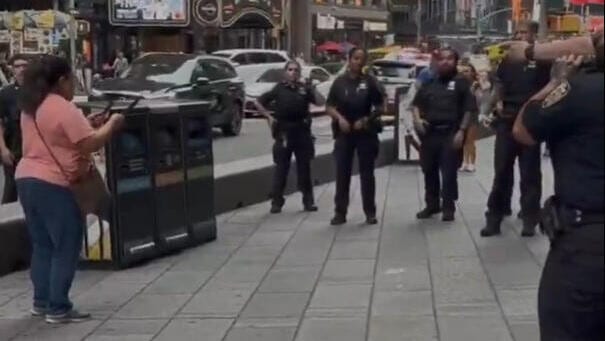 פאניקה בטיימס סקוור: לוקה בנפשה דקרה אישה למוות