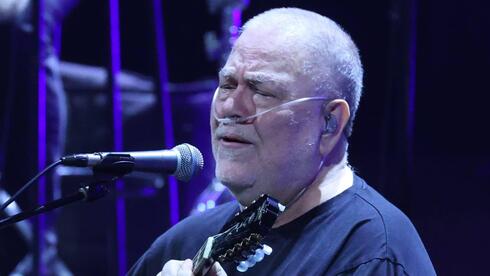 יהודה פוליקר על הבמה - מחובר לחמצן: ״מנצח כל הופעה מחדש״