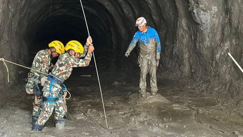 תקווה מחודשת בנפאל: "46 ניצולים נלכדו במנהרה עם מים ומזון, הם כנראה בחיים"