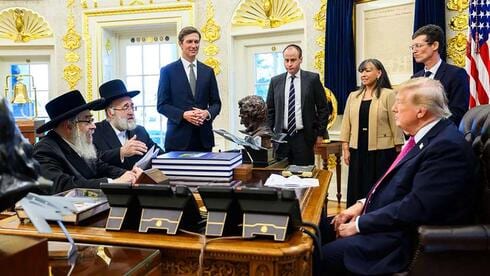 Хасидские адморы пришли в Белый дом к Трампу и благословили как царя
