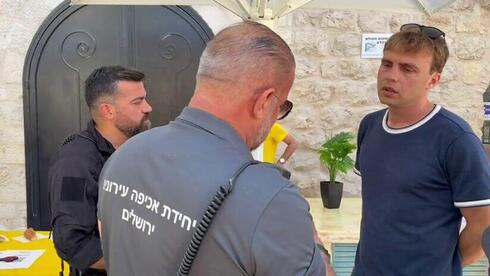 פעילים פתחו דוכן סמוך לבית הקפה שנסגר. פקחים פינו אותם: "הוראה מלמעלה"