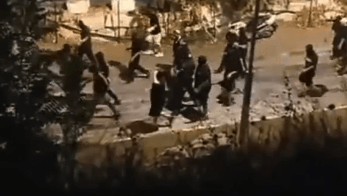 רעולי פנים הגיעו למתחם האימונים של בית"ר, השליכו נפצים ואיימו על השחקנים | צפו
