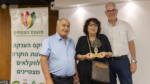 אות הוקרה לעיתונאית "ידיעות אחרונות" נווית זומר על סיקור החקלאות הישראלית
