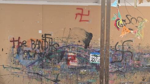 ונדליזם וצלבי קרס על קירות: הושחתה כיתה בבית ספר בפרדס חנה
