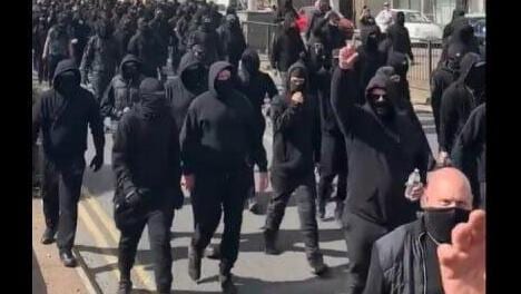 Сотни британцев пошли на штурм лодки с мигрантами: протест перерос в столкновения с полицией