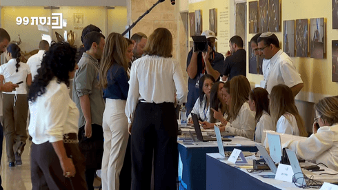 שידור ישיר: נציגי המפלגות מגישים את הרשימות בוועדת הבחירות המרכזית