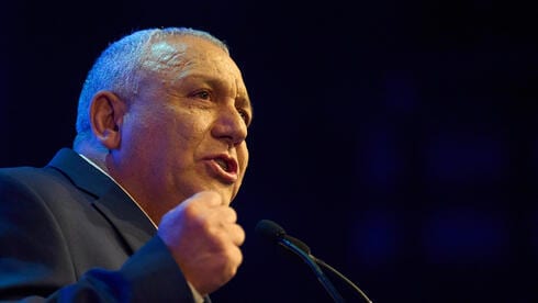 המתקפה החריפה של איזנקוט על בנט וליברמן: "פוילשטיקים, פוגעים בסיכוי לנצח"