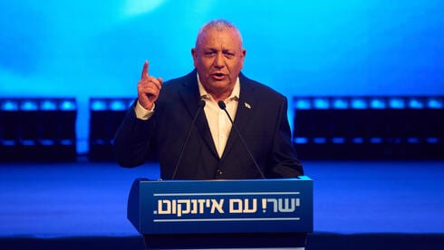 משבר בגוש השינוי: איזנקוט מהמר על "המפלגה הגדולה", וחבריו חוששים לאבד מנדטים