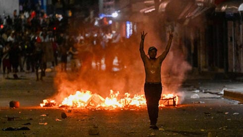 אש, הפגנות וזעם שמבעבע בעולם: "נחנקים למוות, בתור הזהב של טראמפ צריך זהב כדי לקנות דלק"