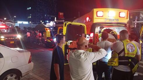 חשד לרצח: בן 17 נדרס למוות במתחם קניות בחדרה, ירי בוצע במקום