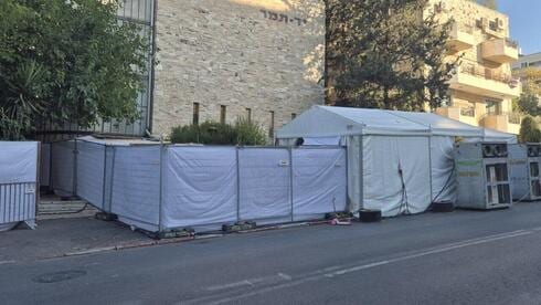 "מנהרה סודית" וממוזגת הוקמה מבית רה"מ - עד לבית הכנסת. אך נתניהו לא הגיע