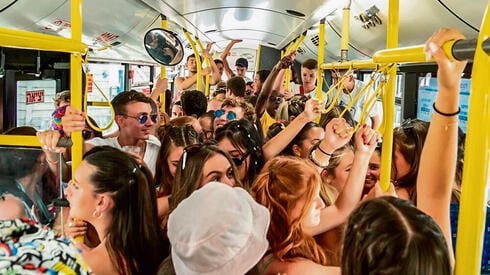 חשד: חברות התחבורה הציבורית דוגמות את אותם הנוסעים - כדי להימנע מקנס