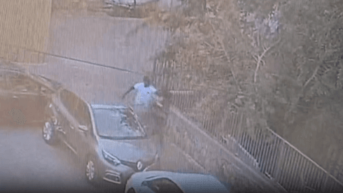לאור יום: עקבו אל הבית אחרי שהבחינו במזומן ביד - ושדדו אלפי שקלים | תיעוד