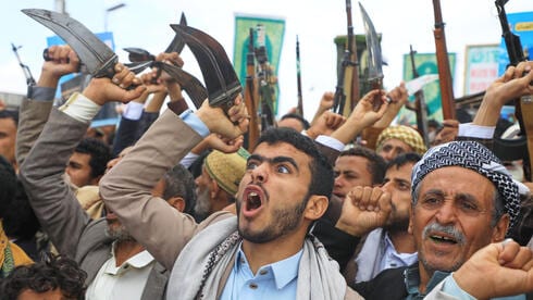 Yemen government launches major ground offensive as Houthis advance on Taiz