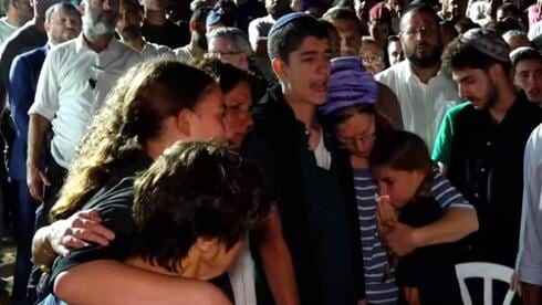 חיבוק משפחתי קורע לב ליד הקבר של נתנאל: "בשניות האחרונות הצלת את בנך" | שידור ישיר