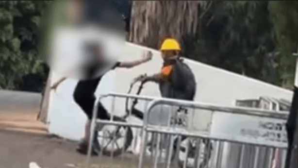 בשביל סרטון: נערים תיעדו את עצמם תוקפים עובד זר עם גז פלפל