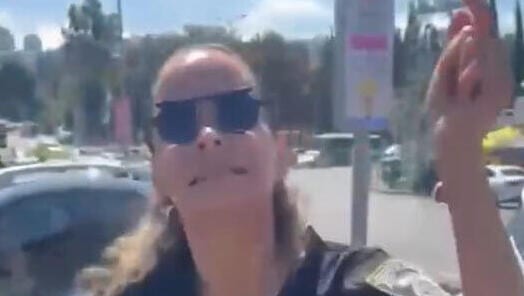 הפקחית רשמה דוח - וקיללה: "יכול להיכנס לי לתחת" | תיעוד