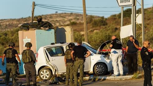 איש צוות בניידת משטרה נפצע קשה בפיגוע דריסה במחסום, המחבל חוסל