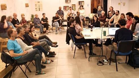 האמנים יוצאים - הגלריה החרדית נכנסת: סערה סביב פינוי מרכז הטורים בירושלים