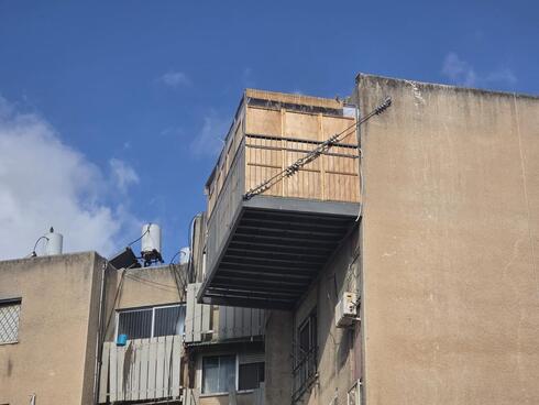 לפני שהסוכה תהפוך לחדר: אכיפה נגד מרפסות לא חוקיות לקראת החג